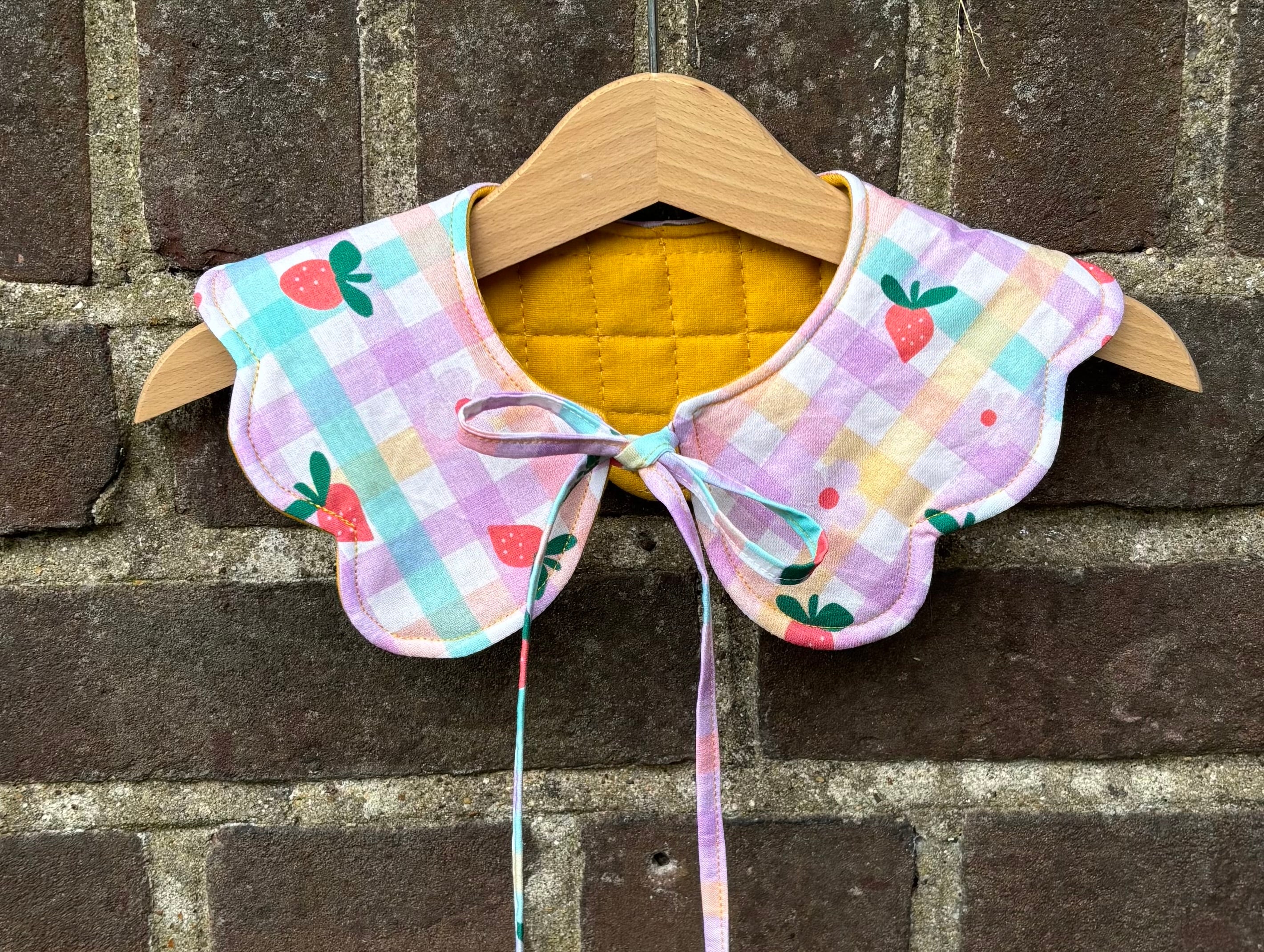 Berry scalloped collar